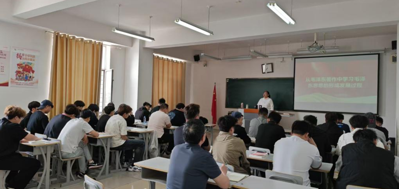 学院党委委员、副院长深入思政课堂听课指导